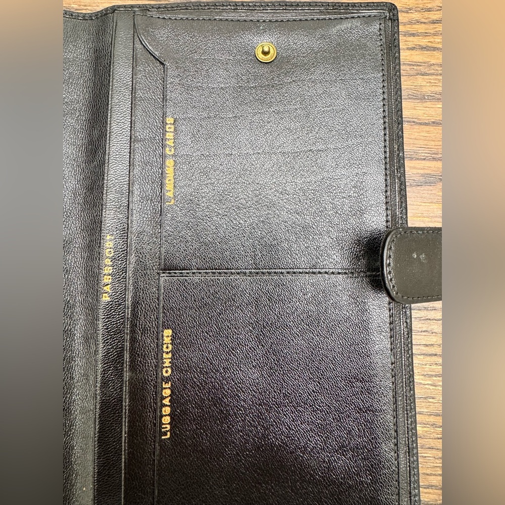 Vintage Leather Travel Wallet Organizer – Classic Black | PRYM Snap - Picture 4 of 5